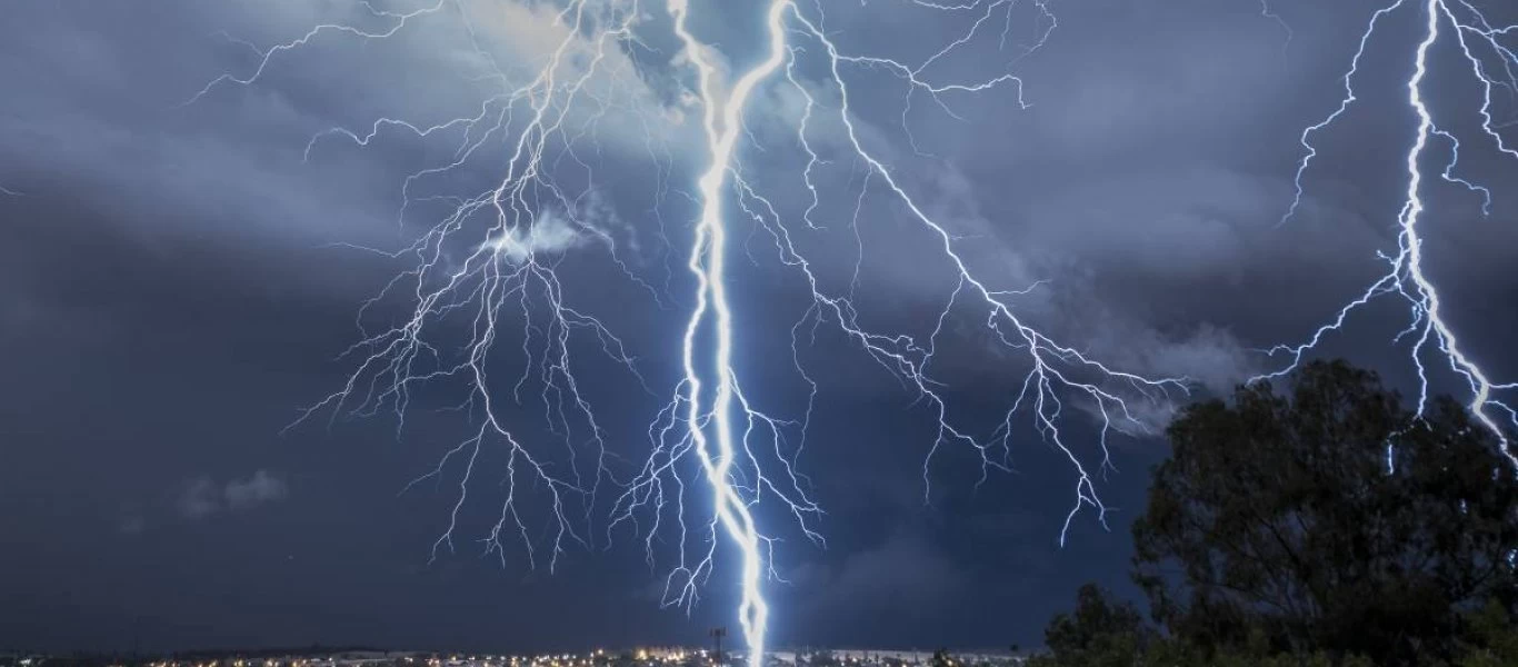 Προστασία από κεραυνούς: Οι οδηγίες της Πολιτικής Προστασίας με αφορμή τον θάνατο 53χρονης στην Σκόπελο